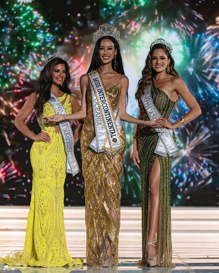 Những Hoa hậu quốc tế mặc đầm của NTK Việt và đăng quang