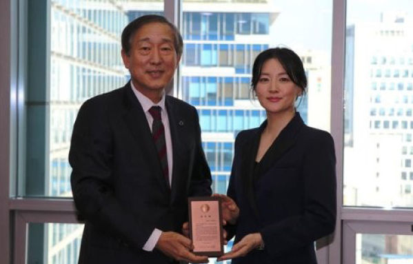 Lee Young Ae trả toàn bộ chi phí đưa một nạn nhân Itaewon về nước