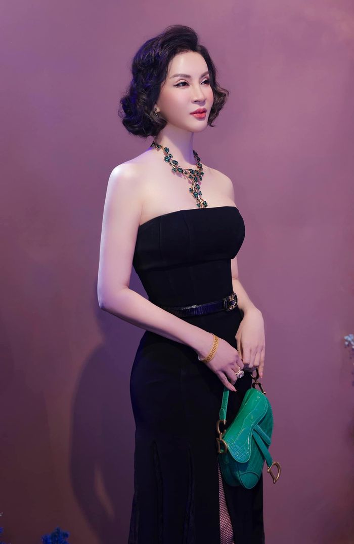 Nữ hoàng ảnh lịch Thanh Mai: U50 trẻ trung, gu thời trang xịn sò