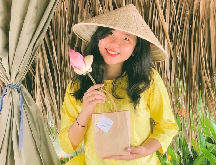 Nữ sinh Đồng Tháp khởi nghiệp làm nến thơm từ hoa sen