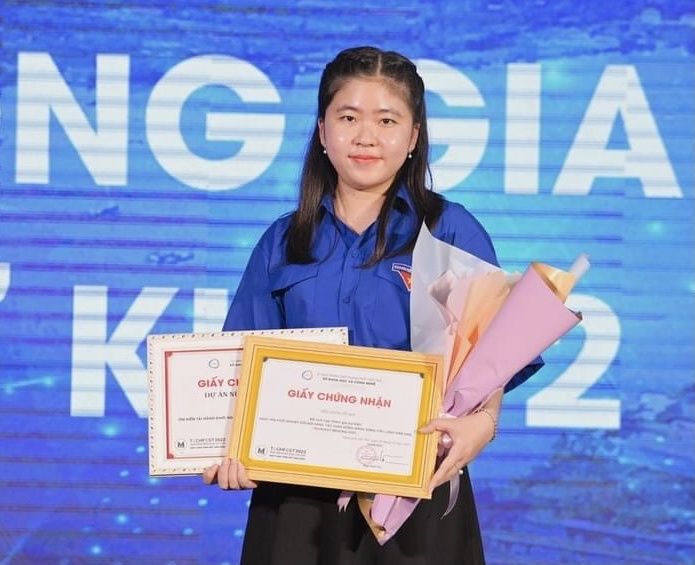 Nữ sinh Đồng Tháp khởi nghiệp làm nến thơm từ hoa sen