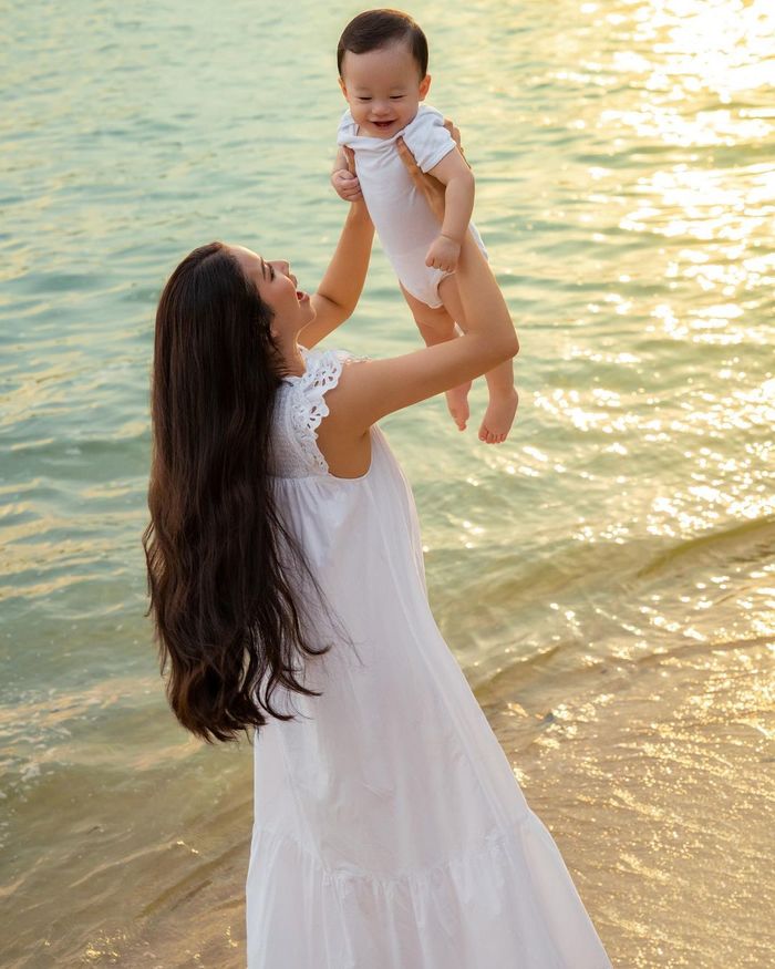 Phạm Hương nuôi con khéo: Quý tử hơn 1 tuổi lướt phím đàn sành điệu