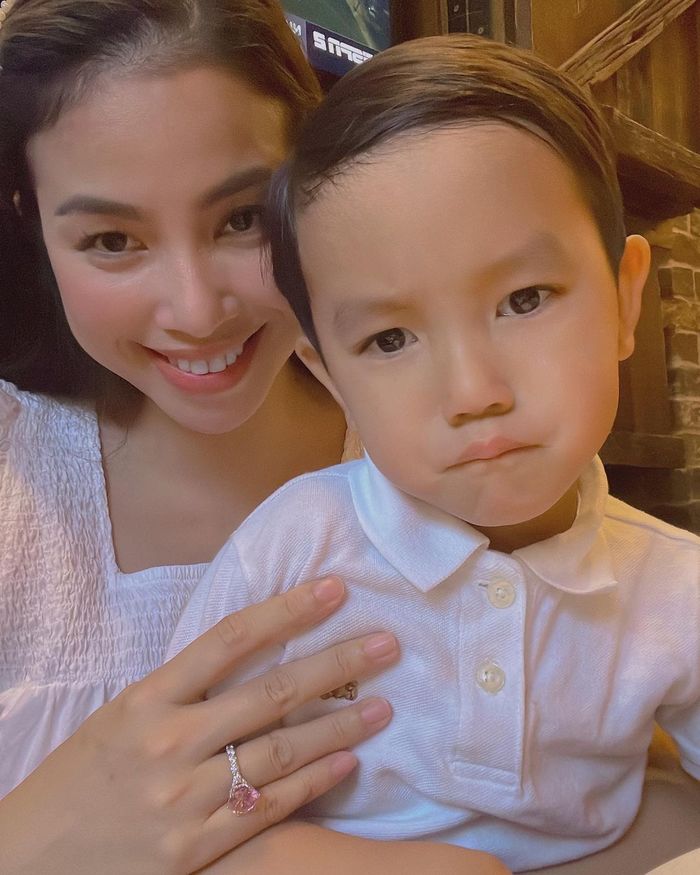 Phạm Hương nuôi con khéo: Quý tử hơn 1 tuổi lướt phím đàn sành điệu
