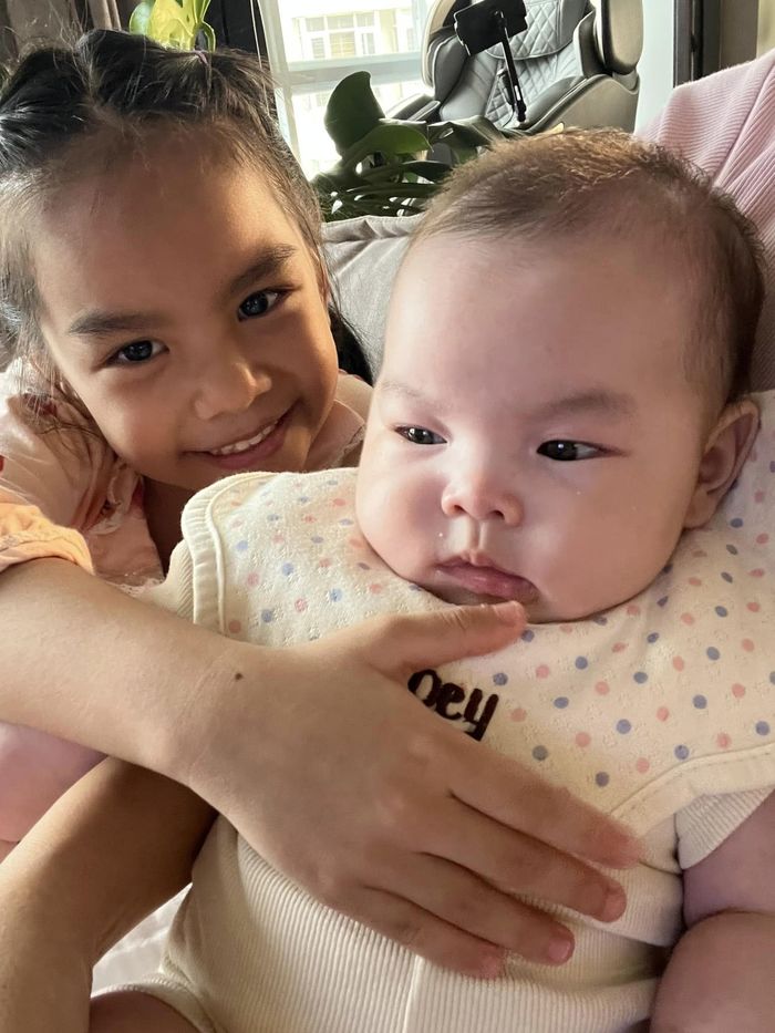 Phạm Quỳnh Anh chụp ảnh cùng ba ái nữ: Nhìn cứ như chị em
