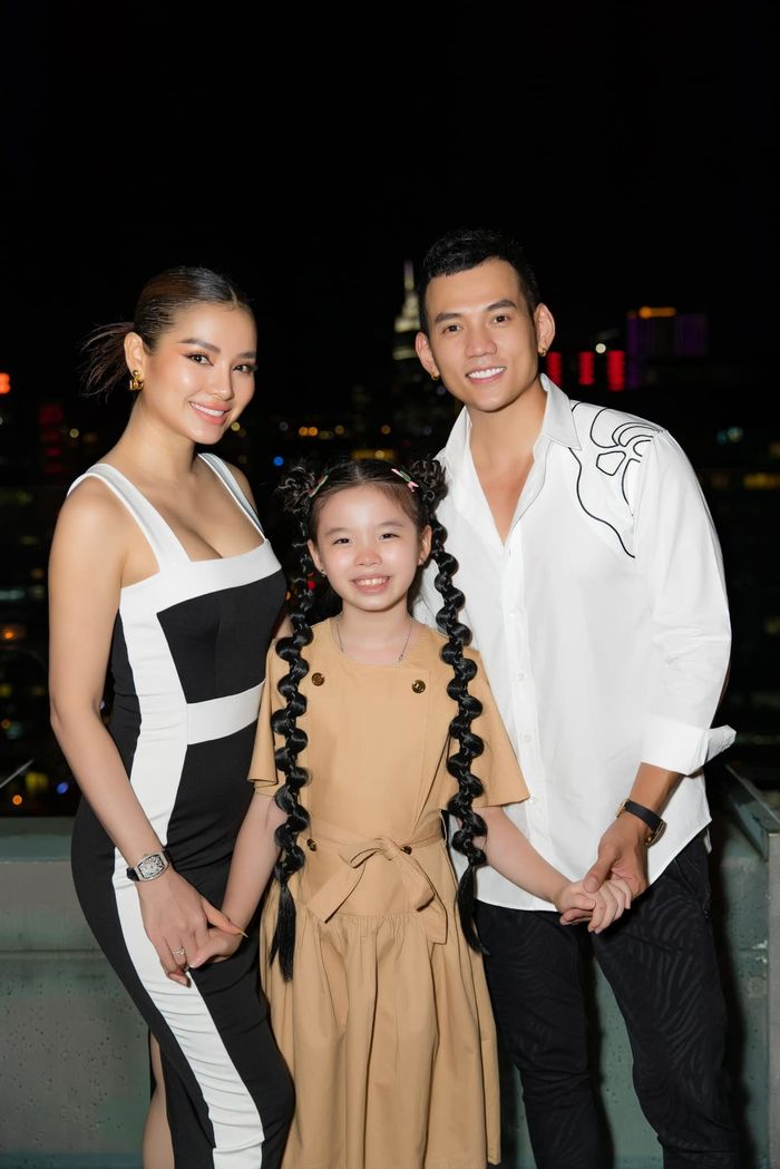 Phương Trinh Jolie lộ vòng 2 to, đổi style thời trang che bụng bầu