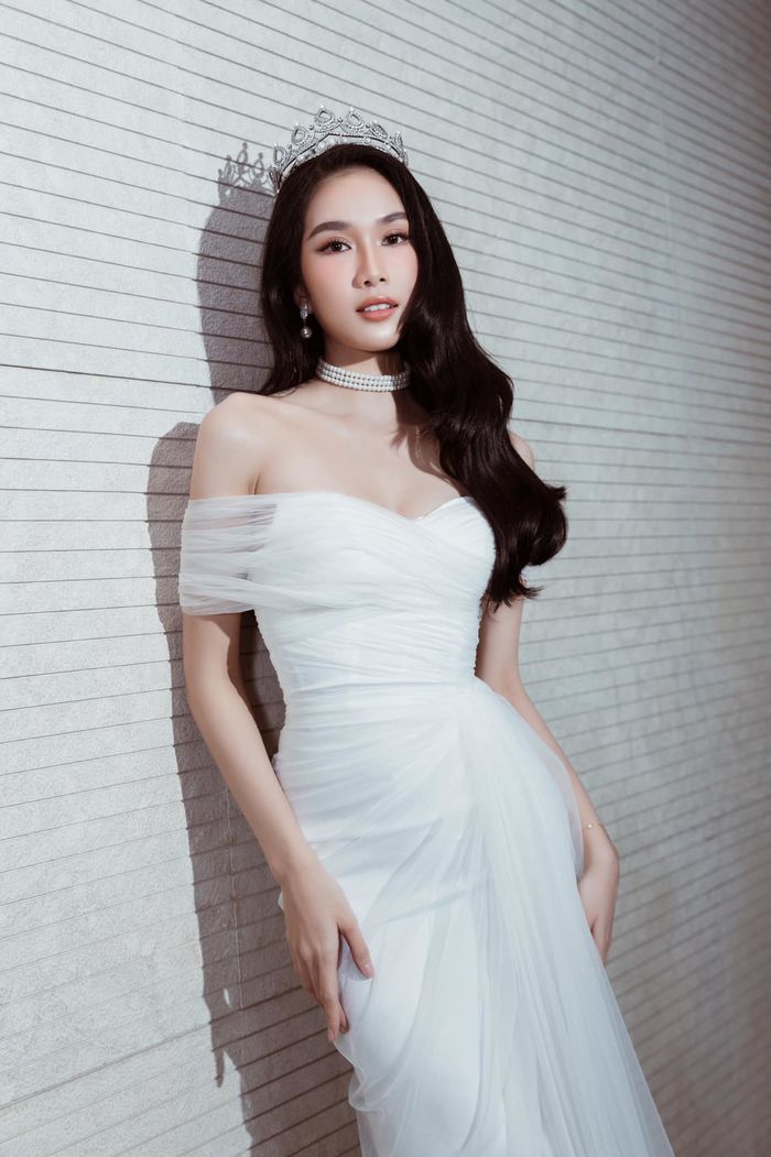 Poster Phương Anh được treo khắp nơi, dàn hậu ủng hộ trước thềm MI