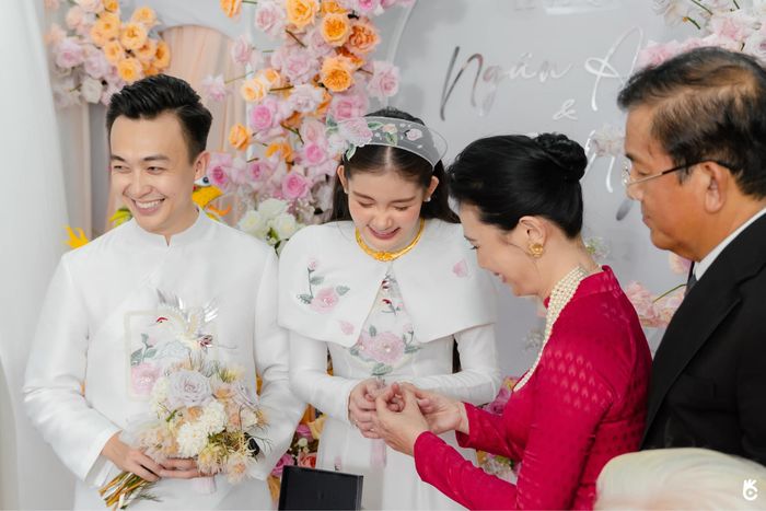 Quà cưới mẹ ruột tặng các mỹ nhân Việt: Lê Âu Ngân Anh nhận sổ đỏ