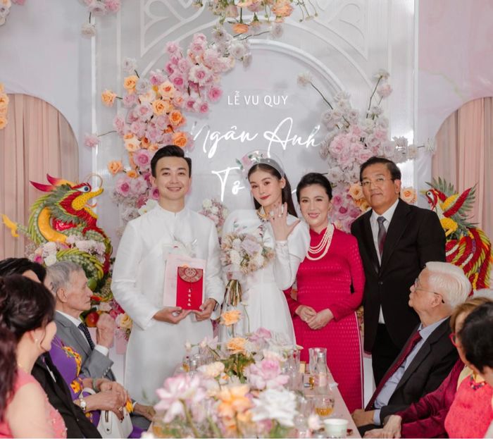 Quà cưới mẹ ruột tặng các mỹ nhân Việt: Lê Âu Ngân Anh nhận sổ đỏ