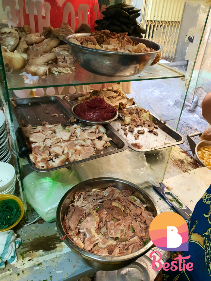 Quán bún bò mỡ nổi 30 năm được Thiên Ân mê: đợi 40 phút mới có bàn