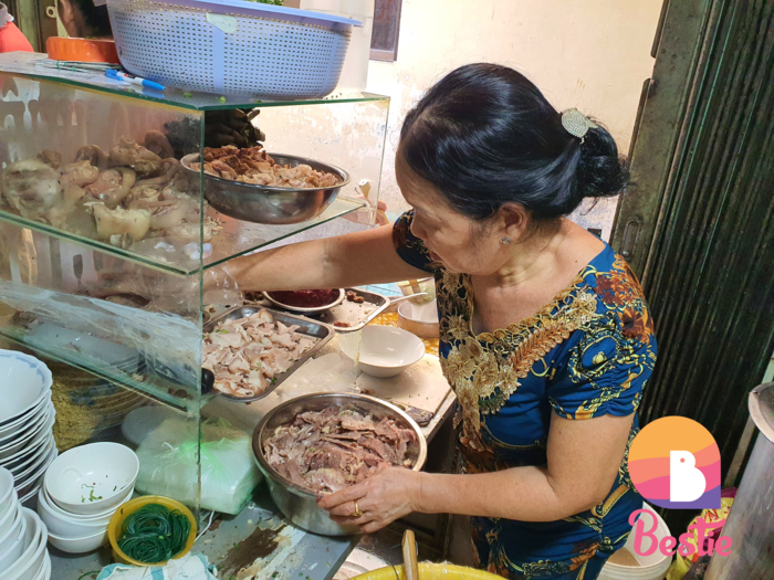 Quán bún bò mỡ nổi 30 năm được Thiên Ân mê: đợi 40 phút mới có bàn
