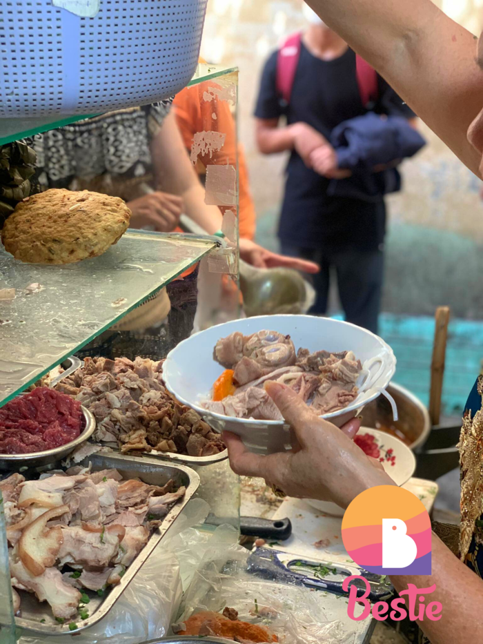 Quán bún bò mỡ nổi 30 năm được Thiên Ân mê: đợi 40 phút mới có bàn