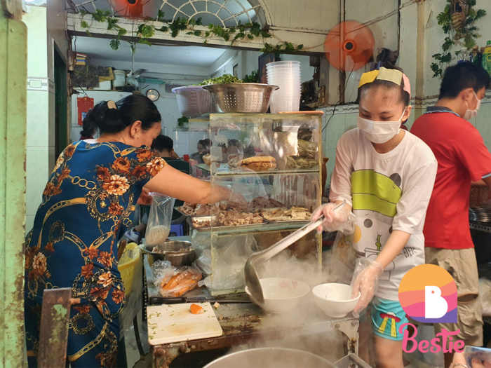 Quán bún bò mỡ nổi 30 năm được Thiên Ân mê: đợi 40 phút mới có bàn