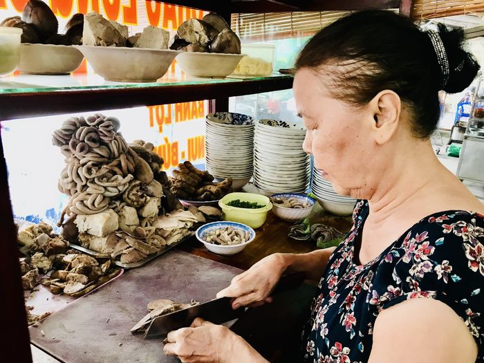 Quán cháo lòng miền Tây có tuổi đời gần 40 năm, ngày bán 500 tô là ít
