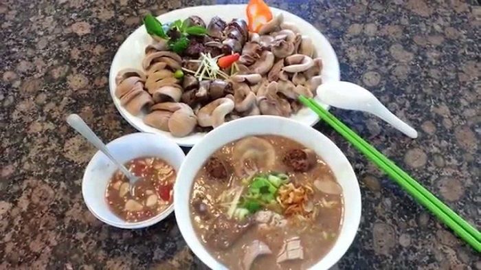 Quán cháo lòng miền Tây có tuổi đời gần 40 năm, ngày bán 500 tô là ít
