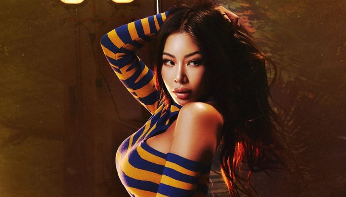 Ra dáng mạnh mẽ, Jessi vẫn được nhiều nghệ sĩ nam cưng như nữ hoàng
