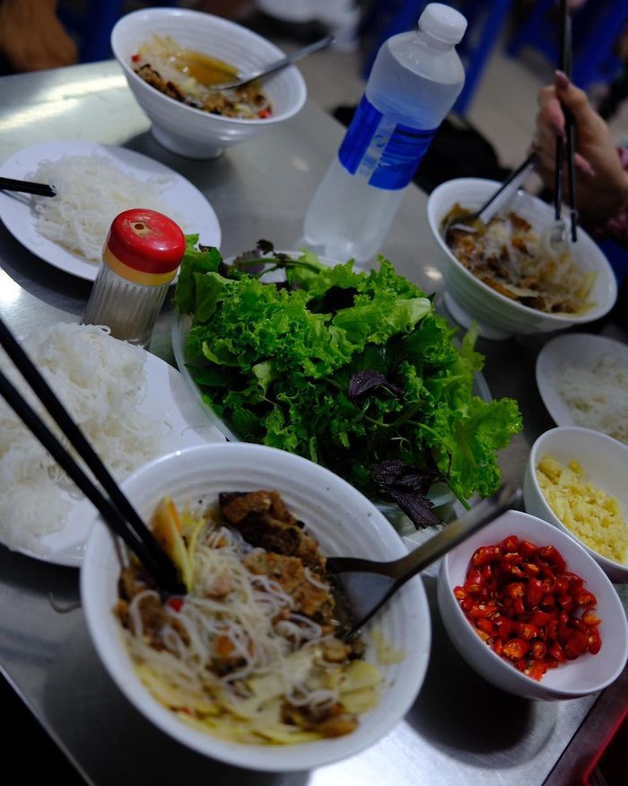Sao Hollywood về Việt Nam: Thích thú check-in, thưởng thức ẩm thực