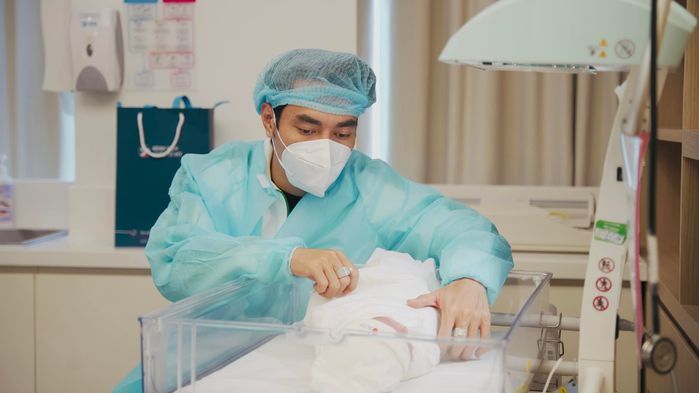 Sao nam Vbiz không tiếc tiền đưa vợ đi đẻ dịch vụ 5 sao
