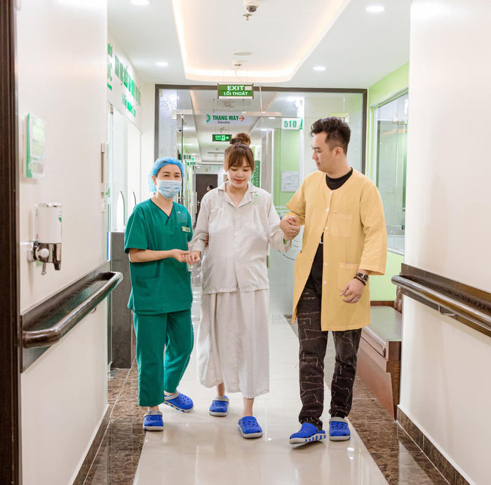 Sao nam Vbiz không tiếc tiền đưa vợ đi đẻ dịch vụ 5 sao