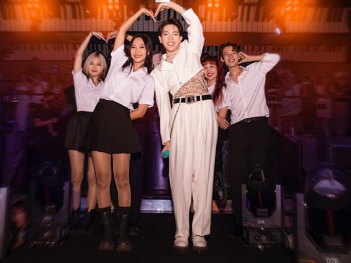 Sao nam Vbiz thích mặc croptop: Song Luân nhìn ngon hơn cả sầu riêng
