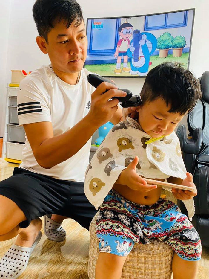 Sao Việt tự mở salon tóc với con: Mr. Đàm đảo ngói cho quý tử Polo