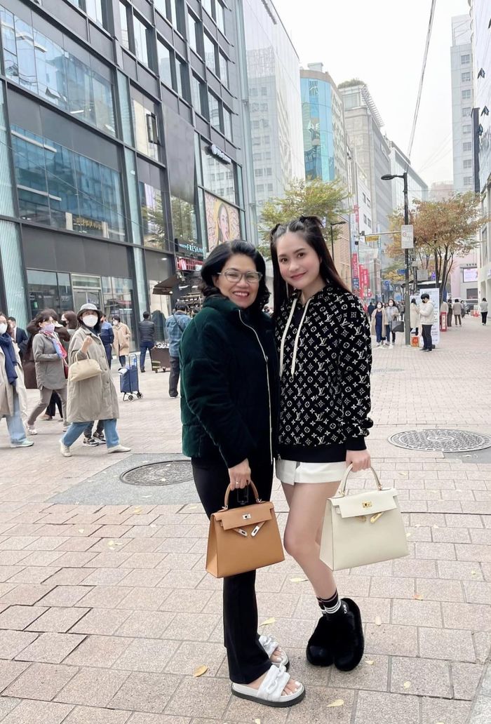 Sao Việt có sở thích đi dép lê, xách túi hiệu: Hà Hồ vừa sang vừa trẻ