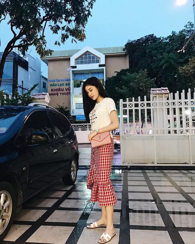Sao Việt có sở thích đi dép lê, xách túi hiệu: Hà Hồ vừa sang vừa trẻ