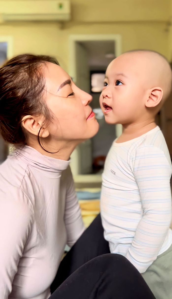 Sao Việt một mình đến bệnh viện sinh con: Elly Trần đầy bản lĩnh