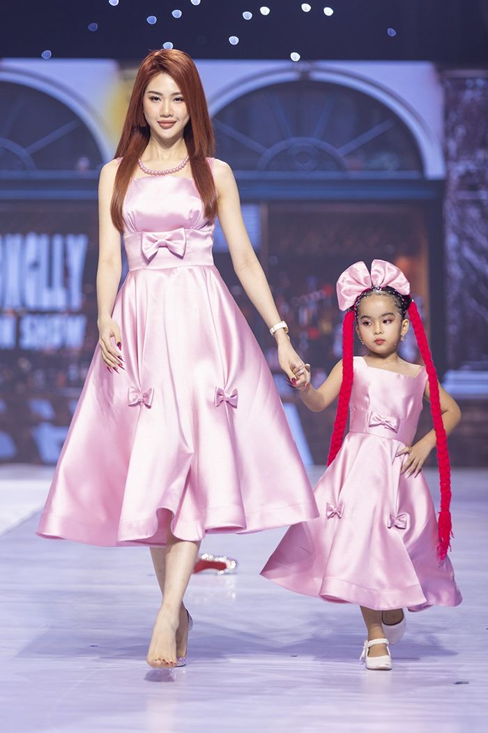 Sao Việt xử lý sự cố rơi giày lúc catwalk: Bùi Quỳnh Hoa cao tay