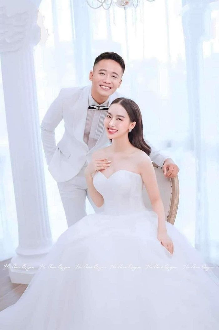 Quang Linh Vlog đánh máy cày viết tên Thùy Tiên trên cánh đồng