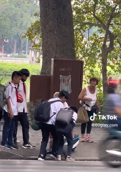 Đám trẻ chung tay đẩy xe giúp cụ ông: Một thế hệ được giáo dục tốt