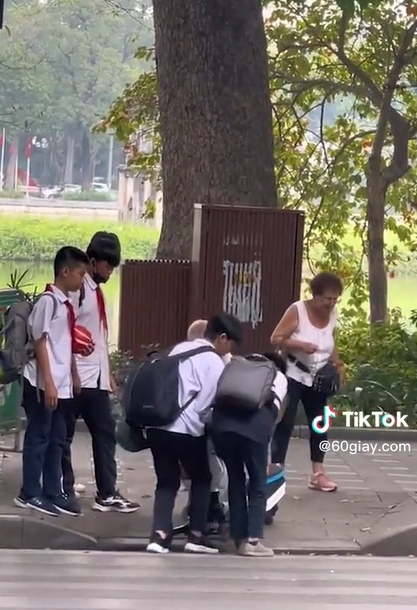 Đám trẻ chung tay đẩy xe giúp cụ ông: Một thế hệ được giáo dục tốt