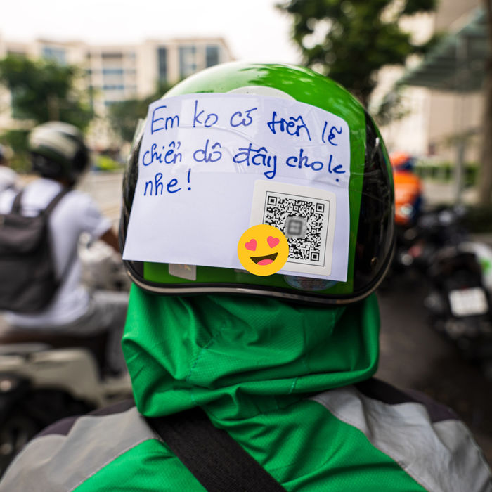 Shipper phục vụ chị em hết mực: Chuẩn bị cả mã QR, chạm cái là xong