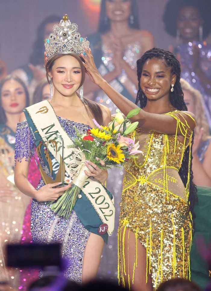Tân Miss Earth đụng hàng Hoa - Á hậu Việt: Ai đẹp hơn ai