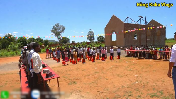 Team Quang Linh hỗ trợ xây trường ở Angola: Các em nhỏ vui mừng đi học