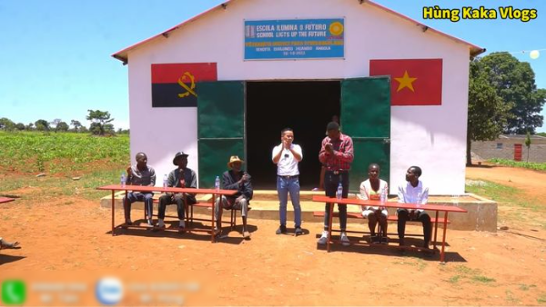 Team Quang Linh hỗ trợ xây trường ở Angola: Các em nhỏ vui mừng đi học