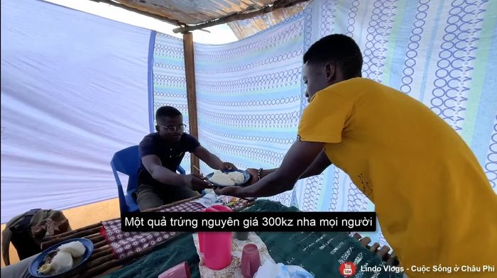 Team Quang Linh Vlog mang thịt kho trứng bán ở chợ Angola 