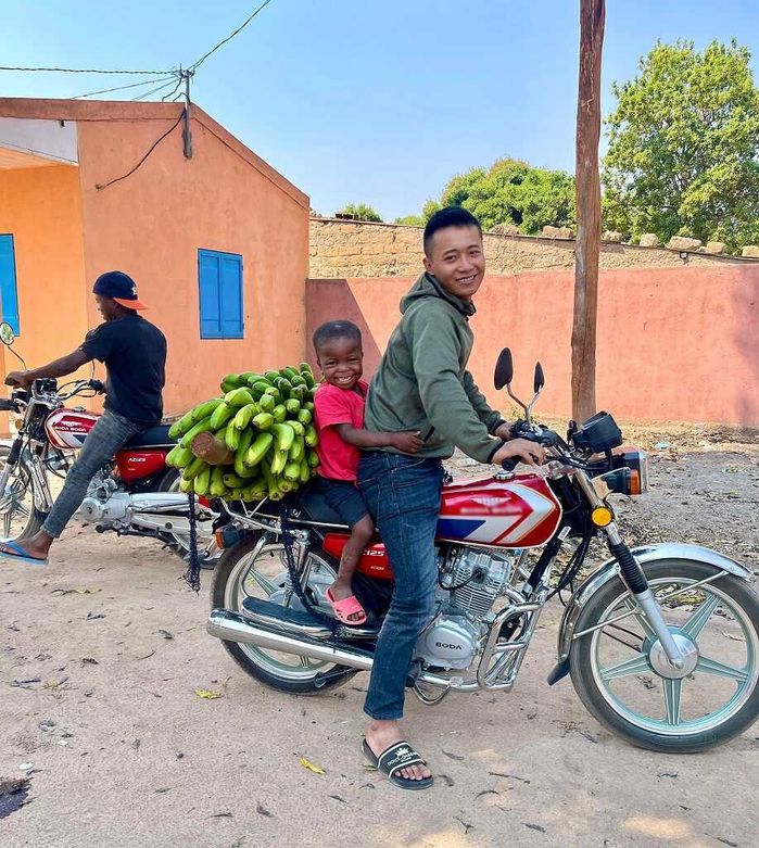 Team Quang Linh Vlog mang thịt kho trứng bán ở chợ Angola 