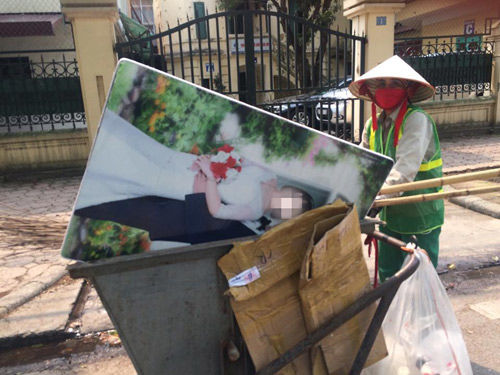 Thảm thương hình cưới bị vứt trên xe rác: Chụp chi cho phí tiền!
