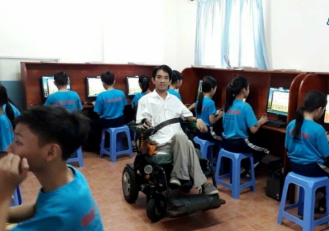Chàng trai khiếm khuyết sau tai nạn: Giờ là giáo viên, tổ ấm viên mãn