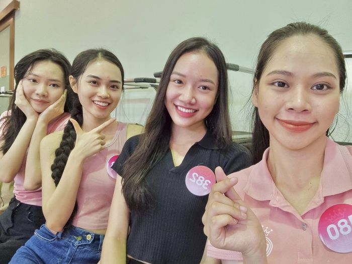 Thí sinh Hoa hậu Việt Nam đối diện 1:1 với giám khảo thi mặc mộc