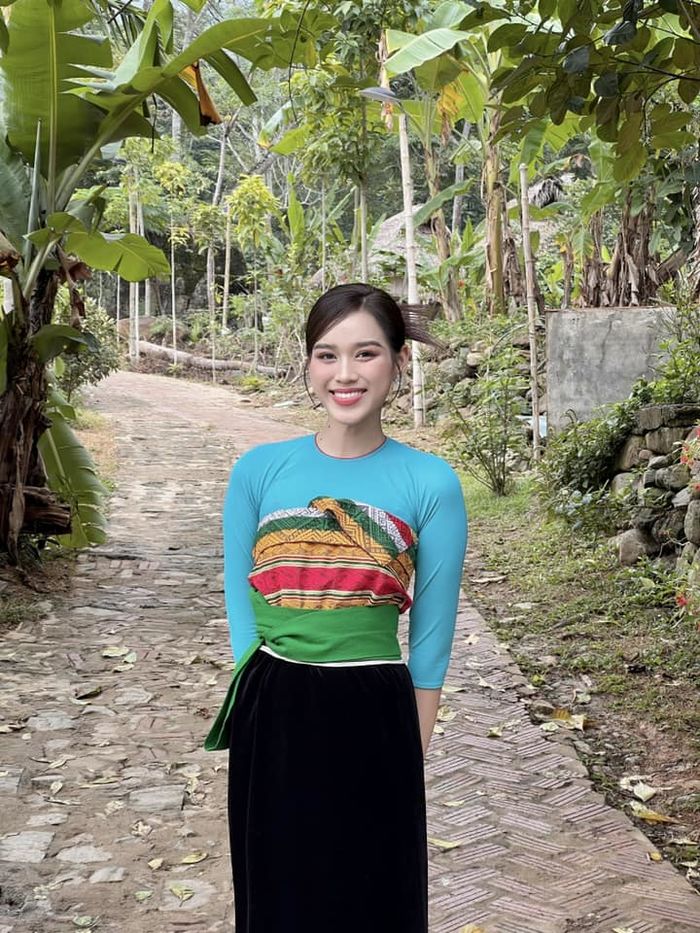 Thí sinh Hoa hậu Việt Nam đối diện 1:1 với giám khảo thi mặc mộc
