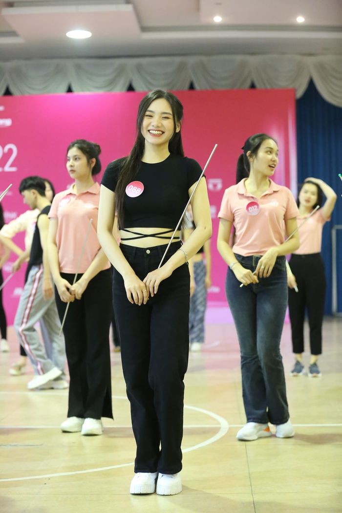 Thí sinh Hoa hậu Việt Nam đối diện 1:1 với giám khảo thi mặc mộc