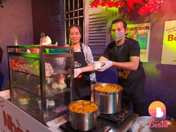 Chủ quán bánh canh 300k xuất hiện tại sự kiện của Trấn Thành