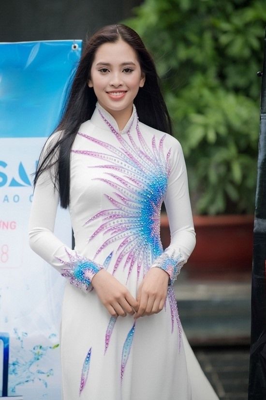Thời mới đi thi của các Hoa hậu: Thùy Tiên xinh xỉu, H'Hen Niê khác lạ