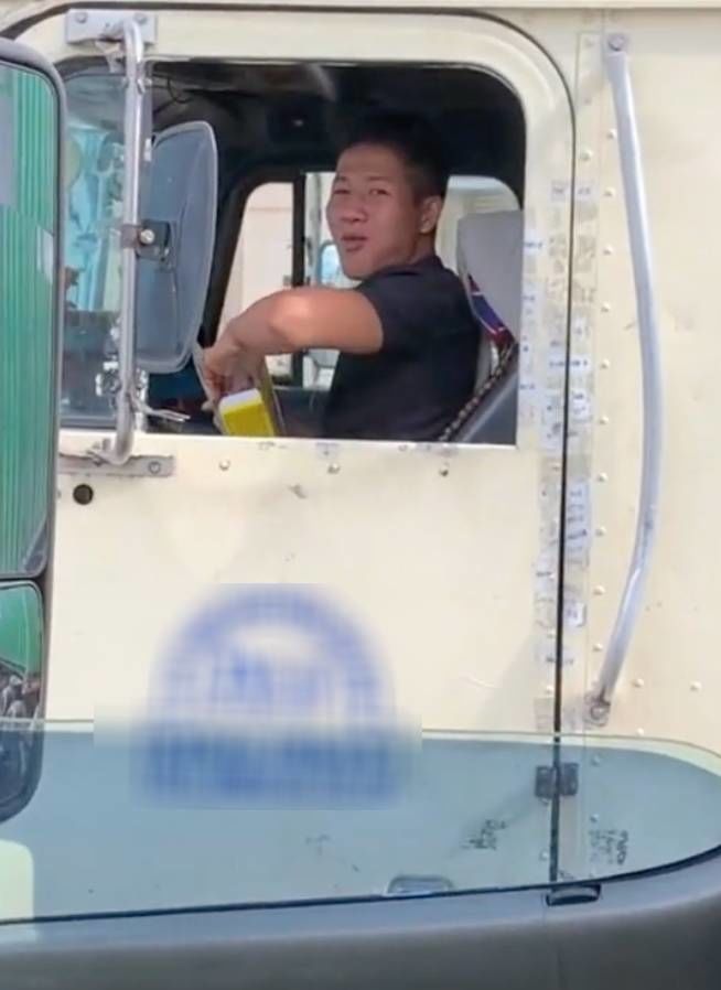 Thương chị gái ăn vội miếng bánh trong lúc chờ đèn đỏ