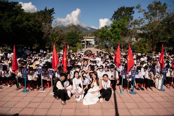 Thùy Tiên mặc áo in hình Quang Linh đi thiện nguyện vùng cao