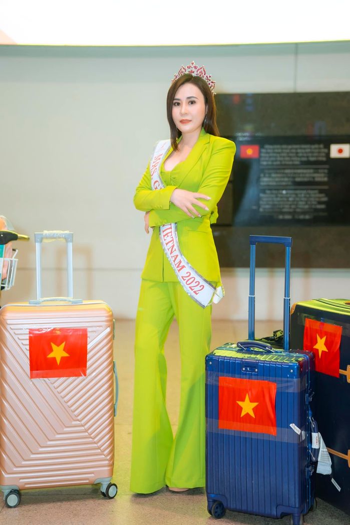 Đại diện Việt Nam ẵm vương miện Hoa hậu Quý bà Hoà bình Quốc tế