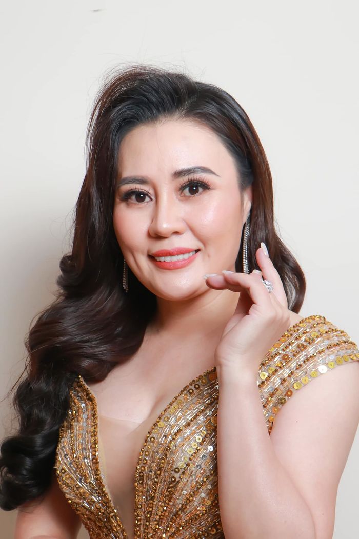 Đại diện Việt Nam ẵm vương miện Hoa hậu Quý bà Hoà bình Quốc tế