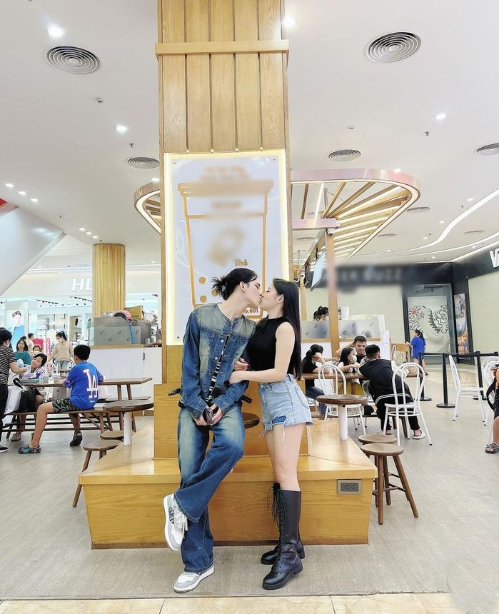 Trần Đức Bo lại gây xôn xao khi khoe ảnh khóa môi bạn gái