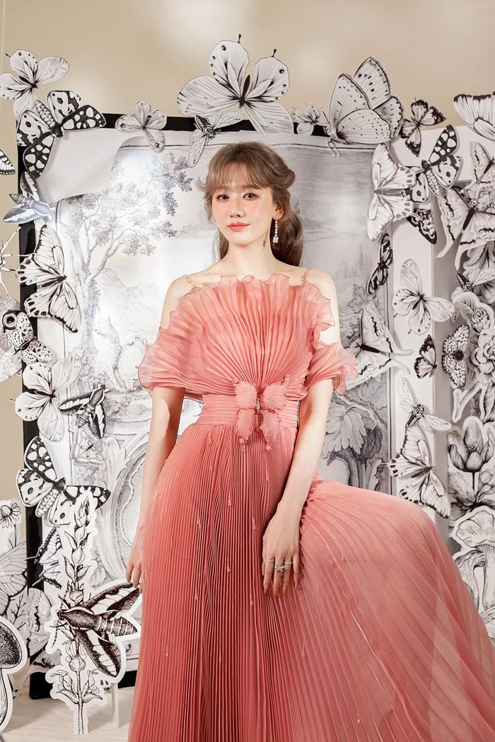 Trấn Thành ủng hộ Hari Won ra MV mới, còn dùng nick riêng đi khen vợ